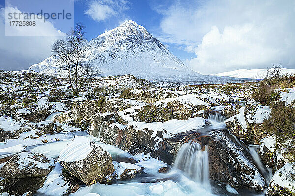 Schneebedeckter Buachaille Etive Mor und der Fluss Coupall  Glen Etive  Rannoch Moor  Glencoe  Schottisches Hochland  Schottland  Vereinigtes Königreich  Europa