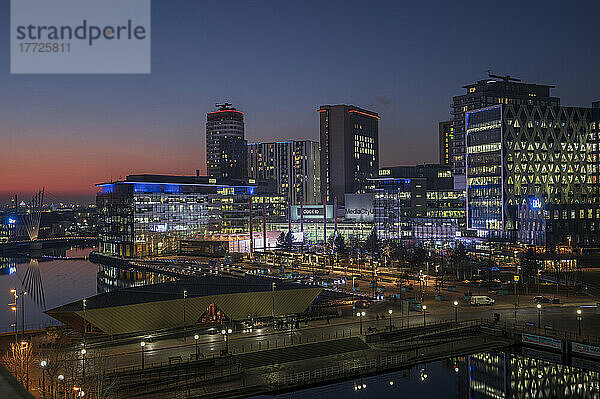 MediCityUK in der Abenddämmerung Salford Quays  Manchester  England  Vereinigtes Königreich  Europa