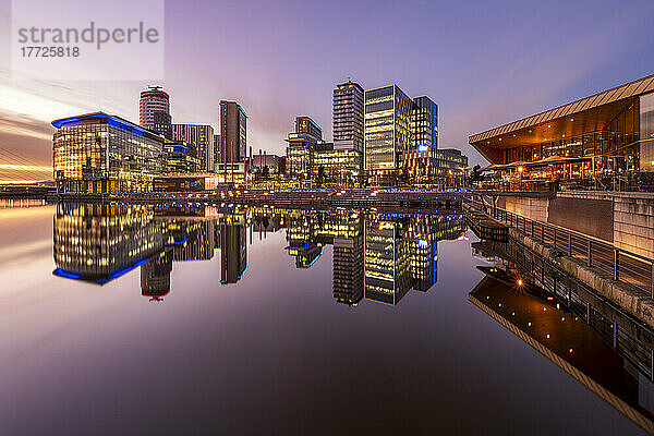 Spiegelansicht bei Sonnenuntergang von Salford Quays und Media City  Salford  Manchester  England  Vereinigtes Königreich  Europa