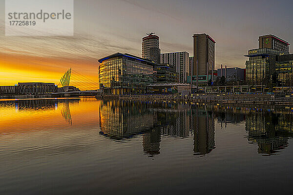 Sonnenuntergang an den Salford Quays und Media City  Salford  Manchester  England  Vereinigtes Königreich  Europa