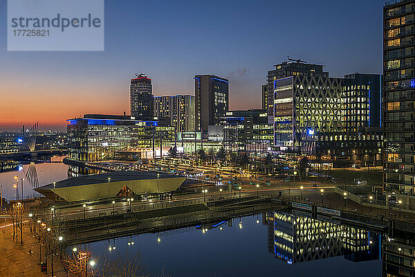 Salford Quays und Media City bei Sonnenuntergang  Salford  Manchester  England  Vereinigtes Königreich  Europa