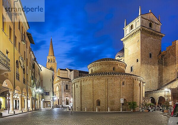 Piazza delle Erbe  Mantua (Mantua)  UNESCO-Weltkulturerbe  Lombardei (Lombardei)  Italien  Europa