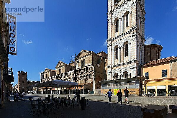 Glockenturm der Kathedrale  Piazza Trento e Trieste  Ferarra  UNESCO-Weltkulturerbe  Emilia-Romagna  Italien  Europa