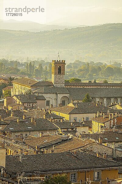 Blick aus dem Garten des Dogenpalastes  Gubbio  Provinz Perugia  Umbrien  Italien  Europa