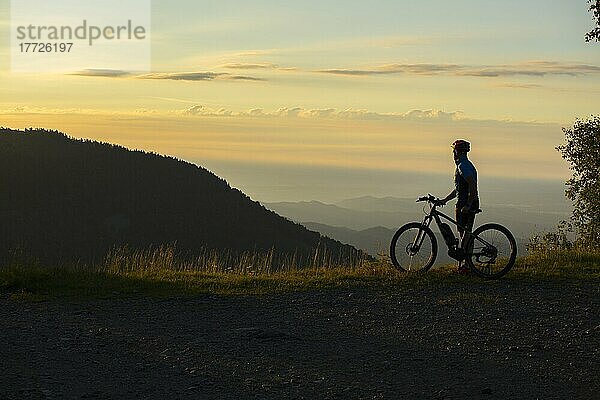 Silhouette eines Radfahrers  Poggio Cossato  Biella  Piemont  Italien  Europa