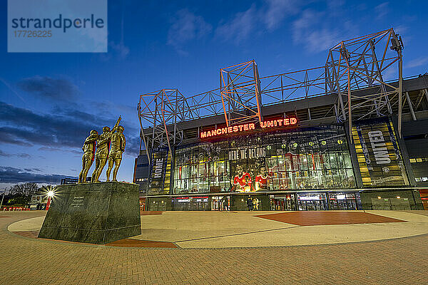 Manchester United Football Club bei Nacht  Manchester  England  Vereinigtes Königreich  Europa