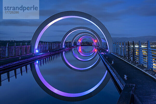 Das Falkirk Wheel am Union Canal beleuchtet bei Nacht  Falkirk  Stirlingshire  Schottland  Vereinigtes Königreich  Europa