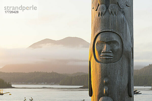 Totempfahl im Anchor Park  Tofino  Saanich  British Columbia  Kanada  Nordamerika