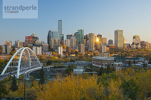 Skyline von Edmonton im Herbst  Edmonton  Alberta  Kanada  Nordamerika