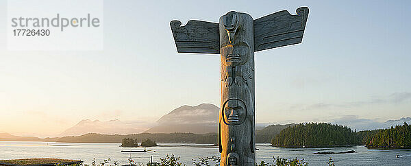 Totempfahl im Anchor Park  Tofino  Saanich  British Columbia  Kanada  Nordamerika