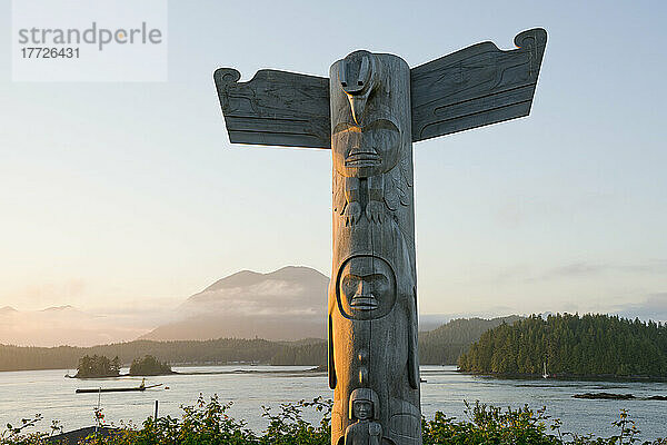 Totempfahl im Anchor Park  Tofino  Saanich  British Columbia  Kanada  Nordamerika