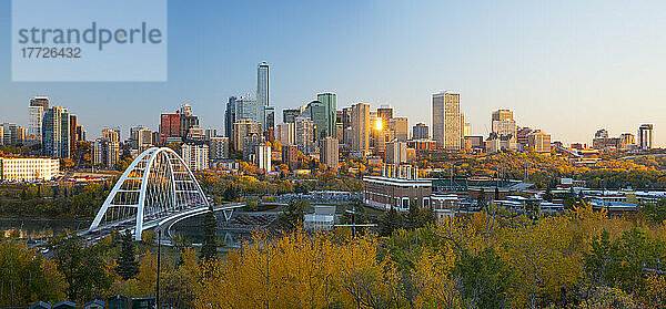 Skyline von Edmonton im Herbst  Edmonton  Alberta  Kanada  Nordamerika