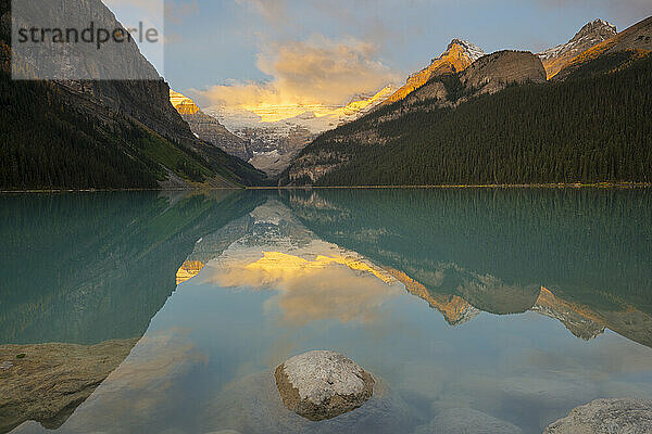 Lake Louise bei Sonnenaufgang  Banff-Nationalpark  UNESCO-Weltkulturerbe  Alberta  Kanadische Rocky Mountains  Kanada  Nordamerika