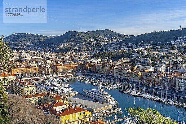 Der alte Hafen  Nizza  Alpes-Maritimes  Côte d'Azur  Provence-Alpes-Côte d'Azur  Frankreich  Mittelmeer  Europa