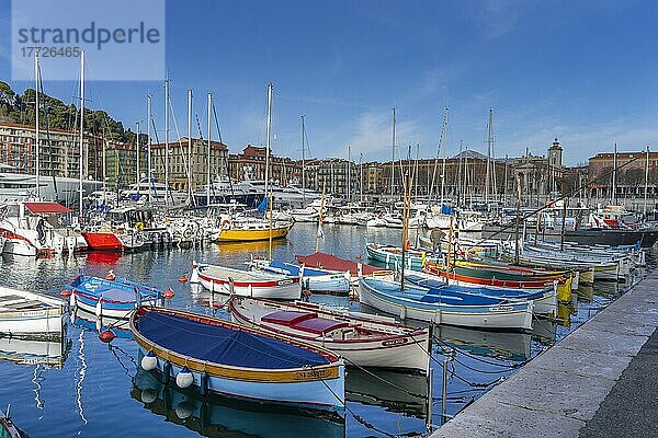 Der alte Hafen  Nizza  Alpes-Maritimes  Côte d'Azur  Provence-Alpes-Cote d'Azur  Frankreich  Mittelmeer  Europa