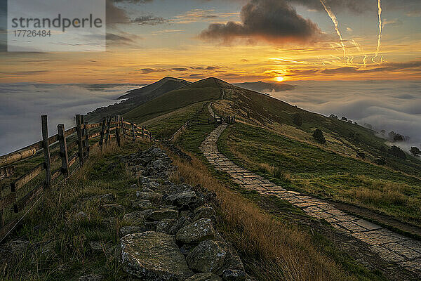 Der Great Ridge bei Sonnenaufgang mit Wolkenumkehr vom Mam Tor  Peak District National Park  Derbyshire  England  Vereinigtes Königreich  Europa