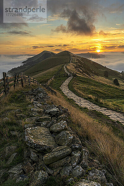 Weg zum Great Ridge mit Wolkenumkehr vom Mam Tor  Peak District National Park  Derbyshire  England  Vereinigtes Königreich  Europa