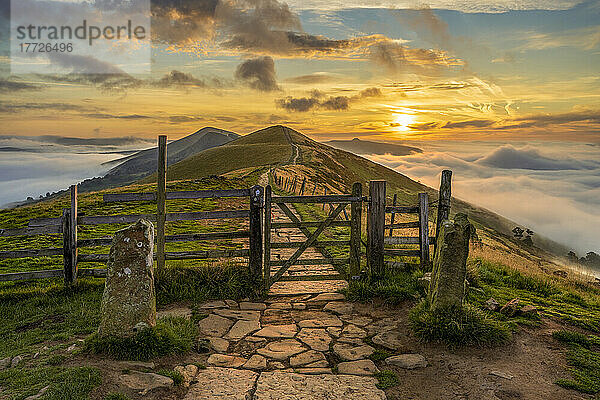 Eingangstor zum Great Ridge bei Sonnenaufgang  Peak District National Park  Derbyshire  England  Vereinigtes Königreich  Europa