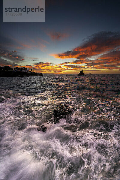 Krachende Wellen mit dramatischem Himmel  Funchal  Madeira  Portugal  Atlantik  Europa