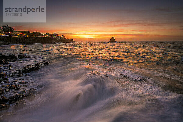 Krachende Wellen mit fantastischem Sonnenaufgang  Funchal  Madeira  Portugal  Atlantik  Europa
