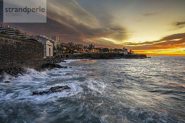 Küstenblick mit dramatischem Himmel  Funchal  Madeira  Portugal  Atlantik  Europa