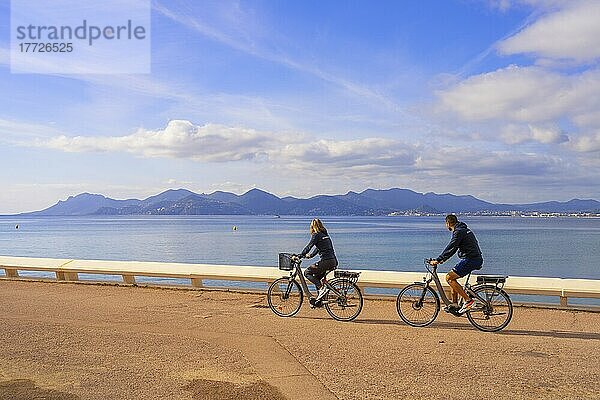 Radfahrer auf dem Boulevard de la Croisette  Cannes  Alpes-Maritimes  Provence-Alpes-Côte d'Azur  Frankreich  Mittelmeer  Europa