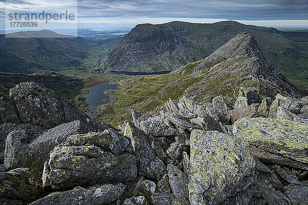 Tryfan  das Ogwen-Tal und die Glyderau-Berge von der Bristly Ridge aus gesehen  Snowdonia National Park  Nordwales  Vereinigtes Königreich  Europa