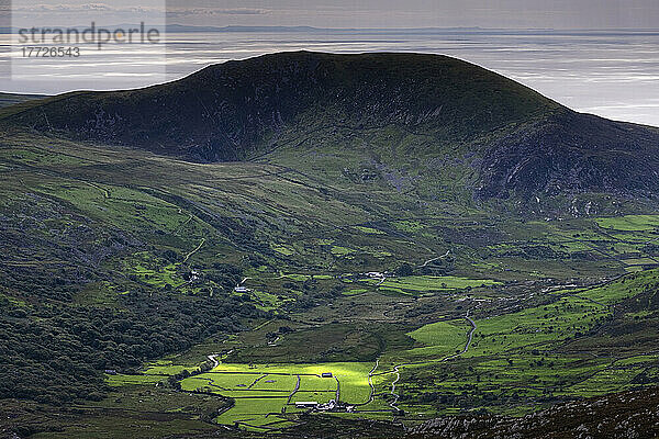 Cwm Nantcol und Moelfre von Rhinog Fawr  Rhinogydd (Rhinog) Mountains  Snowdonia National Park  Nordwales  Vereinigtes Königreich  Europa