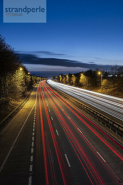 Die Autobahn M56 bei Nacht mit Verkehrsspuren in westlicher Richtung  Cheshire  England  Vereinigtes Königreich  Europa