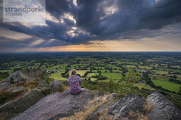 Ein Mädchen blickt von Bosley Cloud über die Cheshire-Ebene  Cheshire  England  Vereinigtes Königreich  Europa