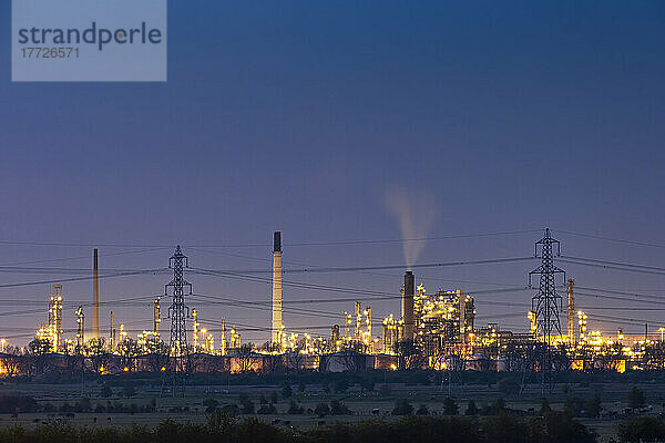 Stanlow Oil Refinery bei Nacht  in der Nähe von Ellesmere Port  Cheshire  England  Vereinigtes Königreich  Europa