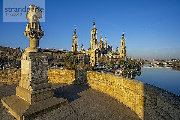 Blick auf die Basilika Unserer Lieben Frau von der Säule  Zaragoza  Aragon  Spanien  Europa