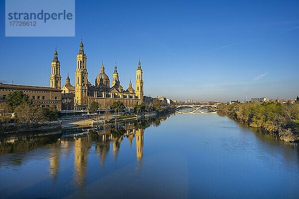 Blick auf die Basilika Unserer Lieben Frau von der Säule und den Fluss Ebro  Zaragoza  Aragon  Spanien  Europa