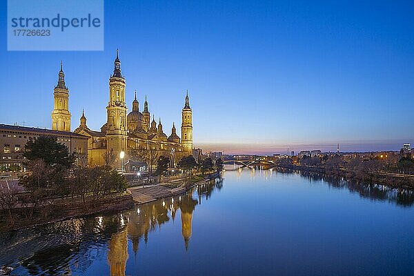Blick auf die Basilika Unserer Lieben Frau von der Säule und den Fluss Ebro  Zaragoza  Aragon  Spanien  Europa