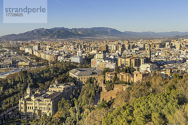 Blick vom Aussichtspunkt Gibralfaro über das Stadtzentrum  Malaga  Costa del Sol  Andalusien  Spanien  Europa