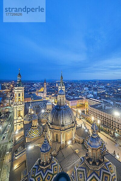 Blick von der Basilika Unserer Lieben Frau von der Säule  Zaragoza  Aragon  Spanien  Europa