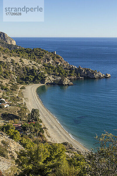 Blick von oben auf den Strand Cala del Canuelo  Naturschutzgebiet Maro Cerro Gordo Cliffs  Andalusien  Spanien  Europa