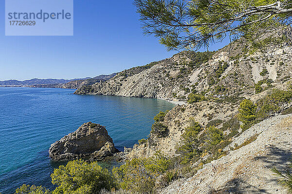 Blick vom Wanderweg Cala Doncella entlang der Küste  Naturpark Maro Cerro Gordo Cliffs  Andalusien  Spanien  Europa