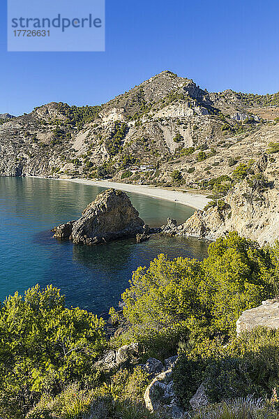 Blick von oben auf den Strand Cala del Canuelo  Naturpark Maro Cerro Gordo Cliffs  Andalusien  Spanien  Europa