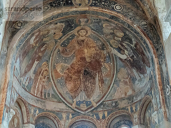 Romanische Fresken in der Chapelle des Moines in Burgund zeigen  wie die Basilika von Cluny zu ihrer Zeit dekoriert gewesen wäre  Berze-la-Ville  Saone-et-Loire  Burgund  Frankreich  Europa