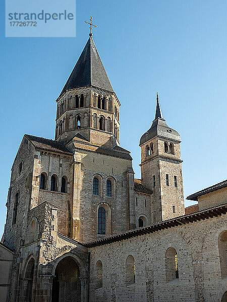 Mauern und Türme sind die letzte verbleibende Ecke der riesigen Abteikirche  die im 11. Jahrhundert in Cluny  Saone-et-Loire  Burgund  Frankreich  Europa erbaut wurde