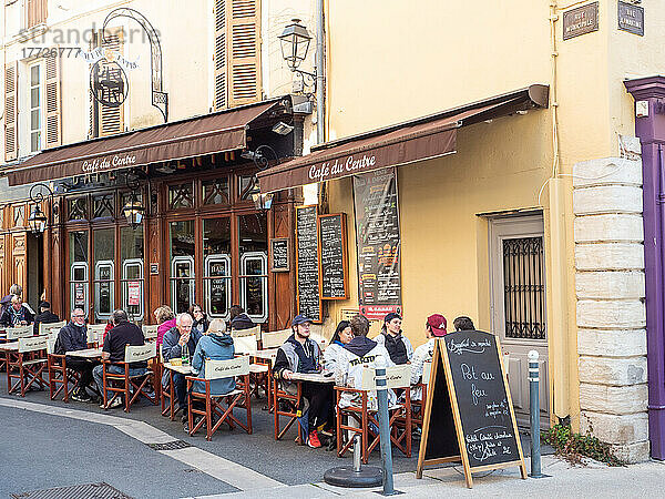 Typisches französisches Caféleben in Cluny  Saone-et-Loire  Burgund  Frankreich  Europa