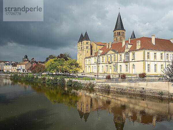 Die romanische Basilika des Heiligen Herzens von Paray-le-Monial und angeschlossene ehemalige Klostergebäude  Paray le Monial  Saone-et-Loire  Burgund  Frankreich  Europa