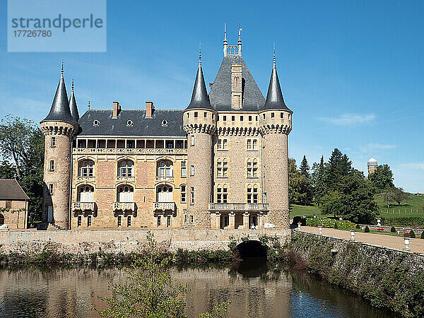 Schloss aus dem 14. bis 19. Jahrhundert in der Stadt La Clayette  Saone-et-Loire  im südlichen Burgund  Frankreich  Europa