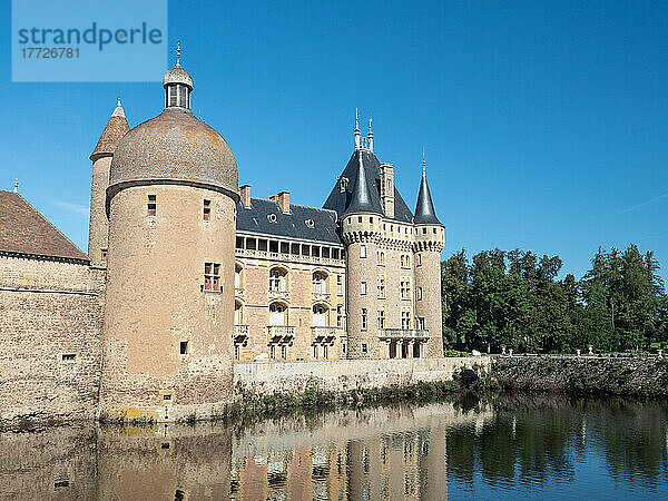 Schloss aus dem 14. bis 19. Jahrhundert in der Stadt La Clayette  Saone-et-Loire  im südlichen Burgund  Frankreich  Europa