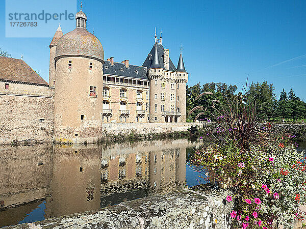 Schloss aus dem 14. bis 19. Jahrhundert in der Stadt La Clayette  Saone-et-Loire  im südlichen Burgund  Frankreich  Europa