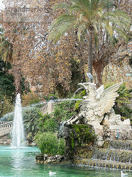 Griffen-Brunnen mit Reiher  Ciutadella-Park  Barcelona  ??Katalonien  Spanien  Europa