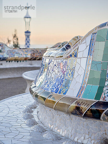 Bank im Park Güell  entworfen von Antoni Gaudi  UNESCO-Weltkulturerbe  Barcelona  ??Katalonien  Spanien  Europa