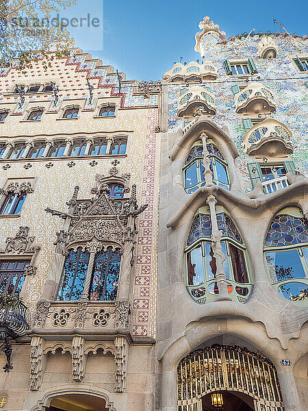 Nebeneinander liegende Fassaden von Casa Amatller von Puig i Cadafalch und Casa Battlo von Gaudí  UNESCO-Weltkulturerbe  Barcelona  ??Katalonien  Spanien  Europa