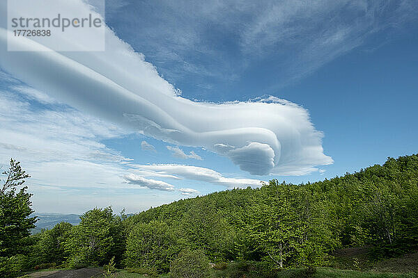 Lange linsenförmige Wolken in einer Berglandschaft  Emilia Romagna  Italien  Europa